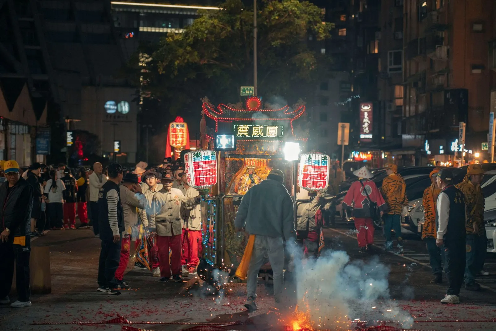 鈴蘭通散步納涼會2026幾號?10/23-25中區13大市集、三大舞臺位置與台中舊城散步住宿