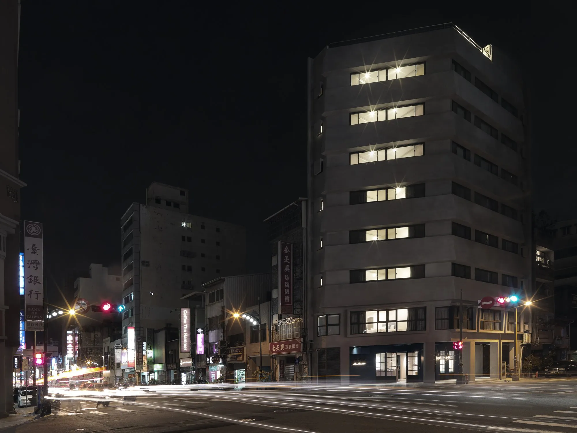 台湾大道沿いに建つMr.Mantterの外観(夜景)